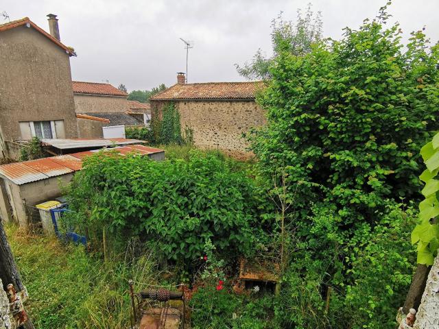 Maison, Adilly