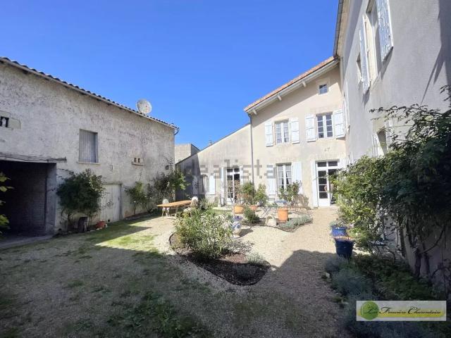 Maison, Aigre