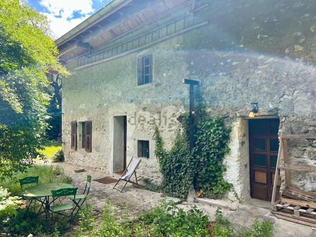 Maison, Allèves