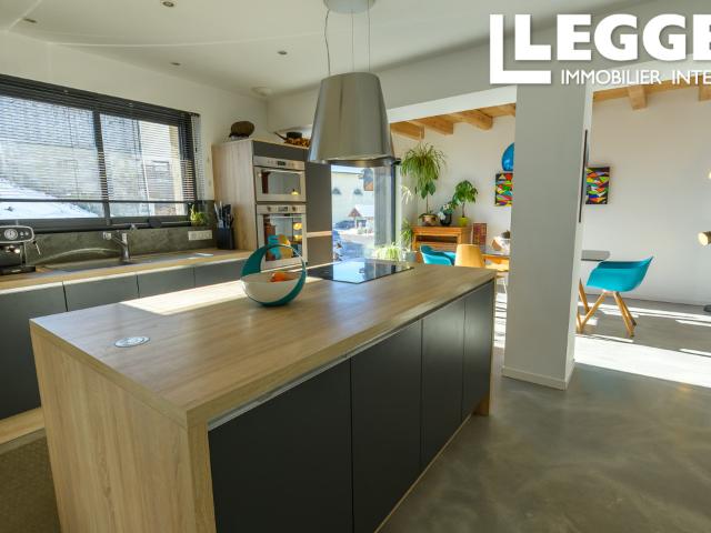 Maison alpine rénovée 4 ch, vues panoramiques, vastes surfaces & combles 78 m² près du lac d’Annecy