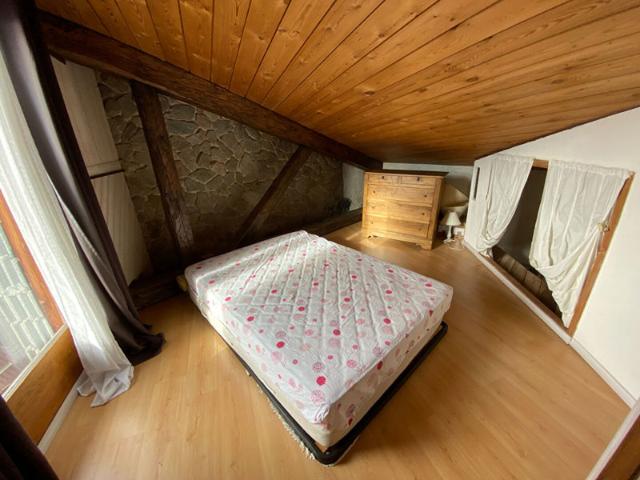 Logement duplex traversant avec garage + Locaux