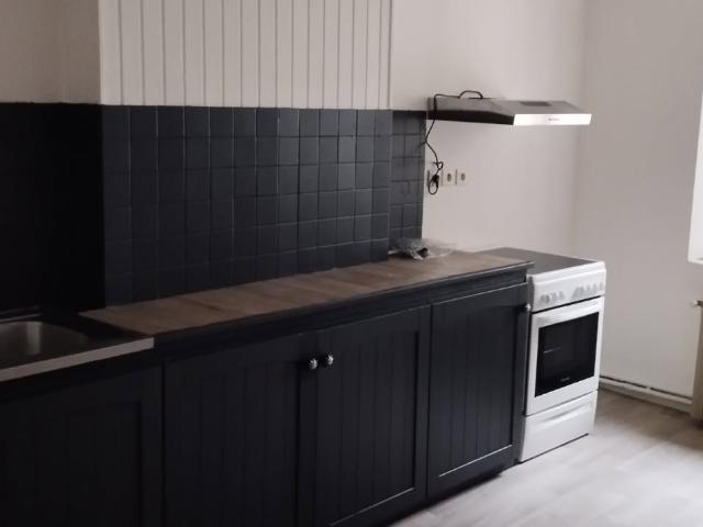 Maison appartement avec courette, sur 3 niveaux, Commercy Centre. 2 3 chambres, bureau. Vendue Louée 570 + 30