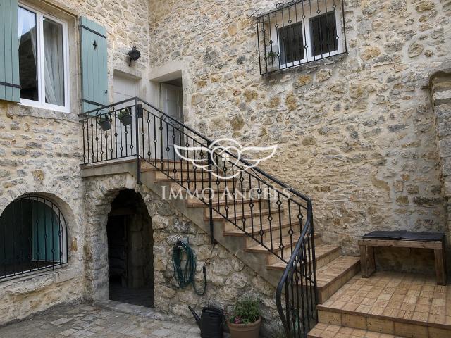 Maison ardéchoise en pierre avec cour intime et cave voûtée 104m² Saint Remèze