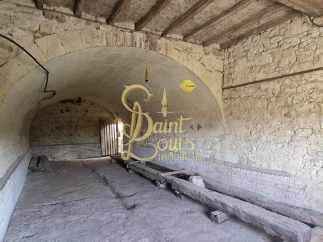 MAISON ATYPIQUE 105 M2 AU SOL DEPENDANCES ET CAVE VOUTEE D