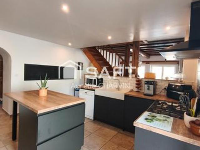 Maison beaux volumes 280 M2: centre du village
