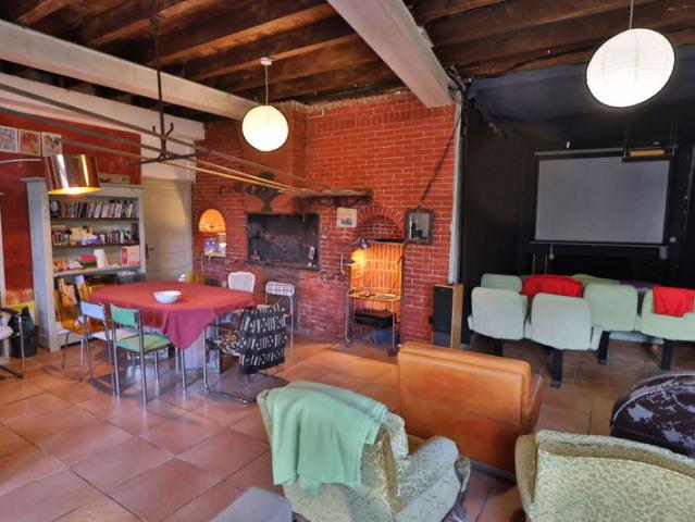 Maison Atypique à Découvrir, dans un Univers tout autant Artistique que paisible