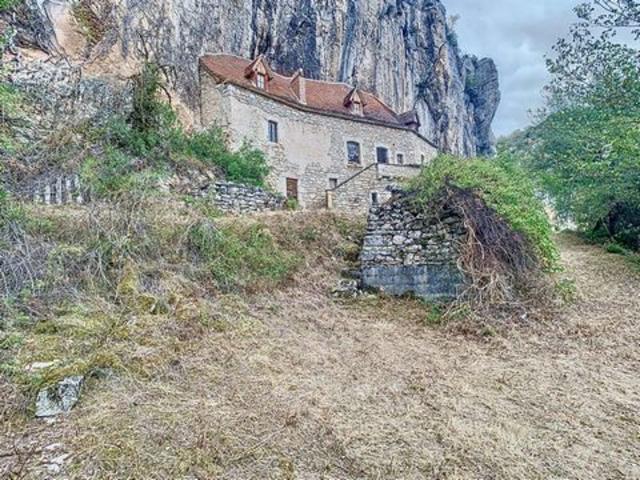 Maison atypique à flan de falaise avec une vue mag
