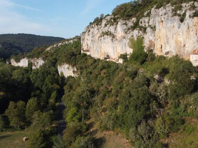 Maison atypique à flan de falaise avec une vue magnifique sur la vallée du Célé