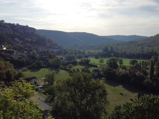 Maison atypique à flan de falaise avec une vue magnifique sur la vallée du Célé