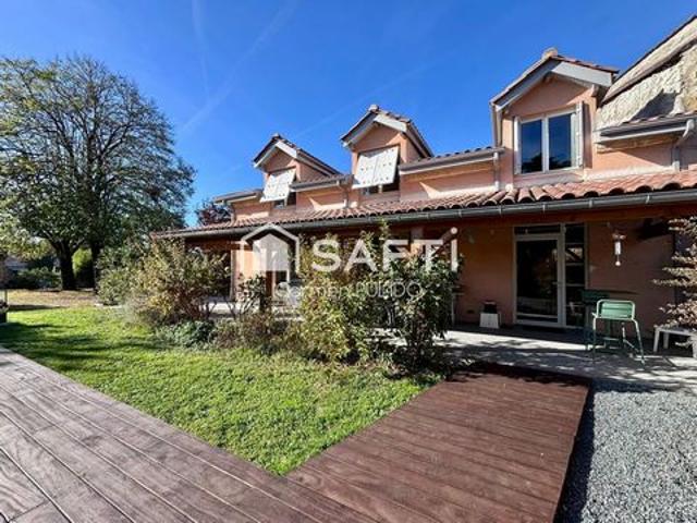 Authentique ancienne école de village rénovée, cette charmante maison en pierre dispose de 3 chambres, d'un grand séjour lumineux, d'une piscine, de plusieurs dépendances et d'un joli jardin
