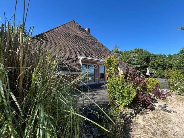 Maison atypique avec vue imprenable et piscine à Givry 193 m. 193m² Givry
