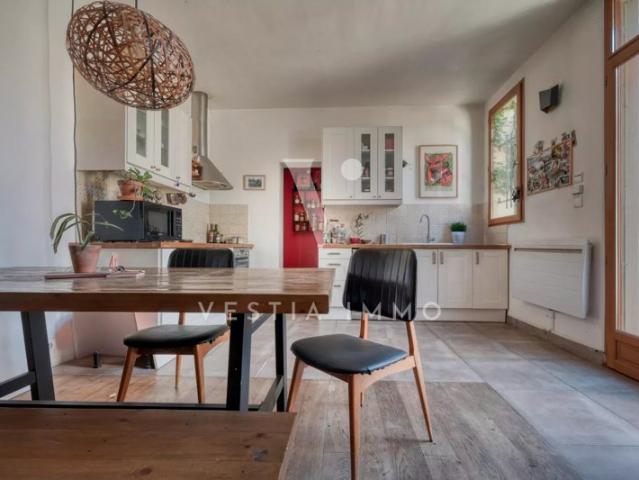 MAISON ATYPIQUE RÉNOVÉE – 108 m² AU SOL – 4 CHAMBRES – COUR PRIVÉE