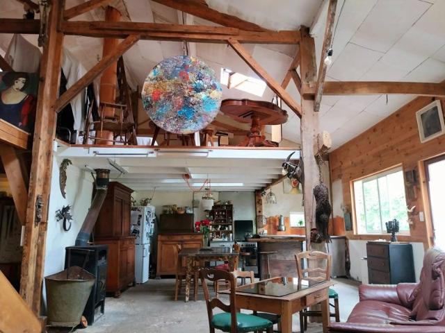 Maison atypique T4, atelier, jardin, verger, puits et vaste prairie