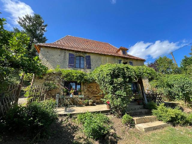 Maison authentique du XVIIIe siècle avec trois grandes granges, belle vue et terrain de 1,4 hectare