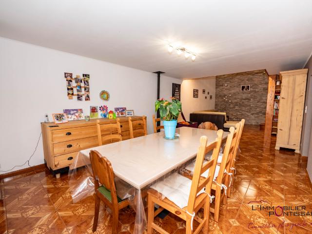 MAISON AUX LONGEVILLES MONT D OR: 213 m2 + combles aménageables sur 1023 m2 de terrain