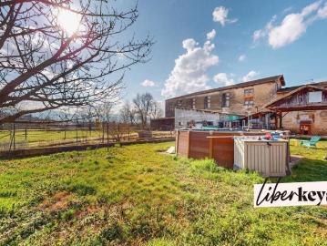Ancienne bâtisse rénovée avec grange et potentiel
