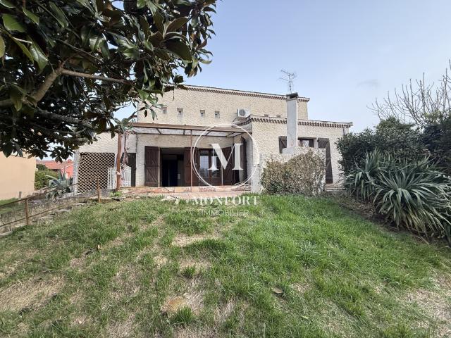 Maison au calme avec 1035 m2 de terrain à rénover