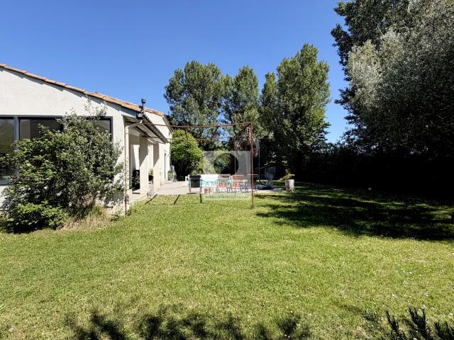 Maison au calme avec piscine proche bords du Rhône