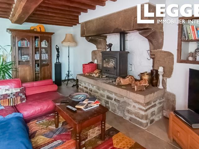 Maison au campagne avec 3 chambers, plus grande dependence avec 1 bed gite. Terrain