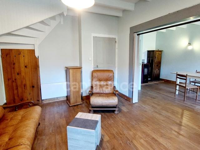 Maison au centre du village Prats du Périgord, 92m2, 4 pièces, 3 chambres, jardin, puits, grange avec fort potentiel