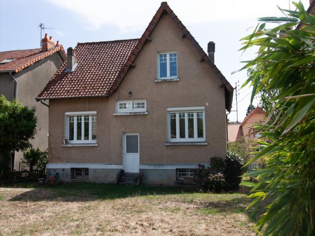 Maison au charme de l’ancien avec jardin dans secteur calme. 92m² Guéret