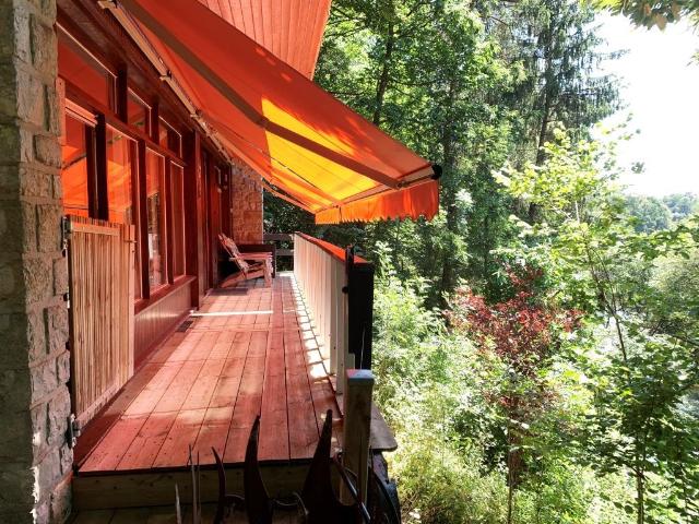 Maison au bord de la rivière et chalet sur un grand domaine 40m² Torchamp