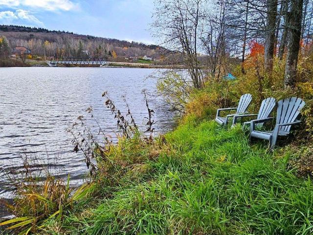 Maison au bord du lac 3 chambres à Cowansville