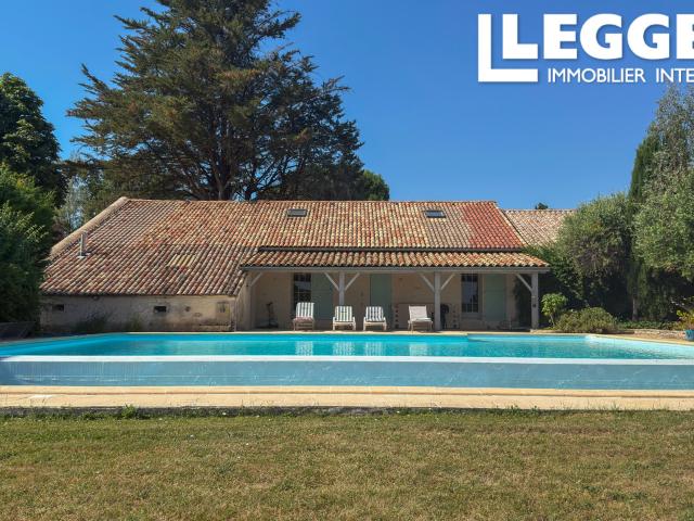 Maison au style raffiné offrant une vue imprenable, avec des gîtes et une piscine à débordement