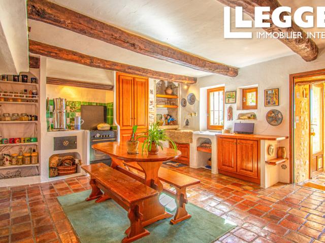 Mas authentique en pierre, avec 4 chambres, 4 ha terrain, belle vue, écurie, au calm en Provence ensoleillée