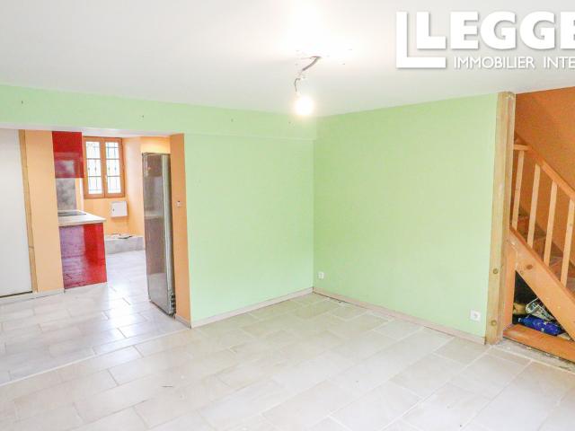 Maison avec 4 chambres, petite cours et garage