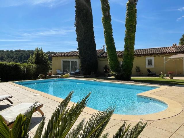 Maison avec 4 chambres, terrain de 1800m2, piscine et garage 231m² Le Castellet