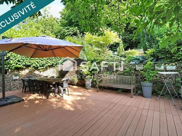 Maison avec 5 chambres, 2 garages, terrasses et jardin!