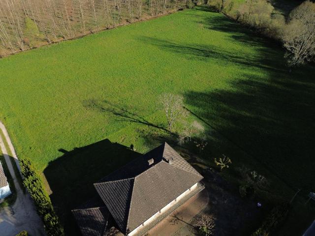 Maison avec 1.2ha, commerces et école accessibles à pied