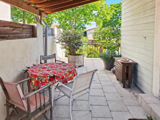 Maison avec 2 appartements et piscine en cœur de ville 120m² Marseillan