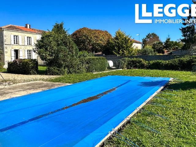Maison avec 2 chambres plus un appartement indépendant, jardin et piscine. Proche de Matha