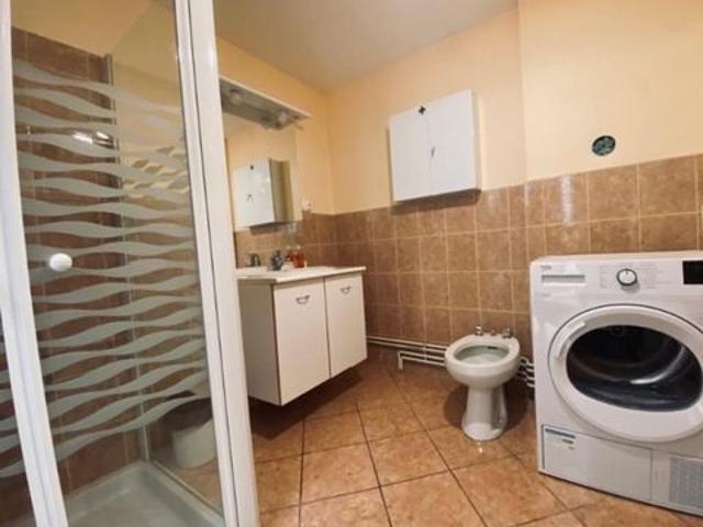 Maison avec 2 chambres, possibilité 3, une chambre au rez de chaussée. clairement le genre de bien qui ne reste pas longtemps sur le marché