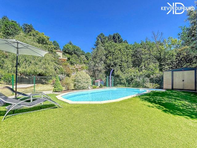 Maison avec 2 gîtes de 225 m² terrain de 2990 m² PISCINE à