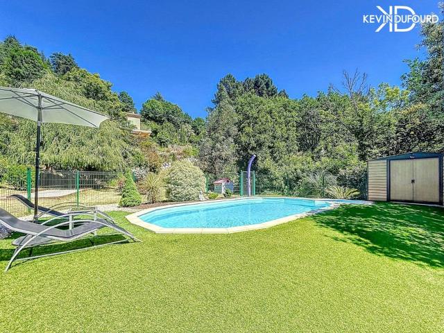 Maison avec 2 gîtes de 225 m² terrain de 2990 m² Piscine à 225m² Vals les Bains