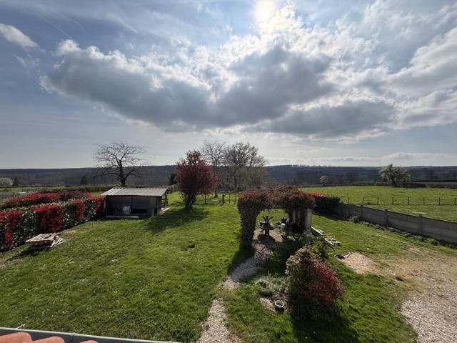 Maison avec 2.4 hectares de terrain