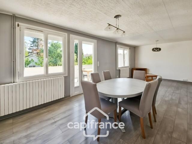 Maison avec 3 chambres, garage et jardin, proches commerces et écoles