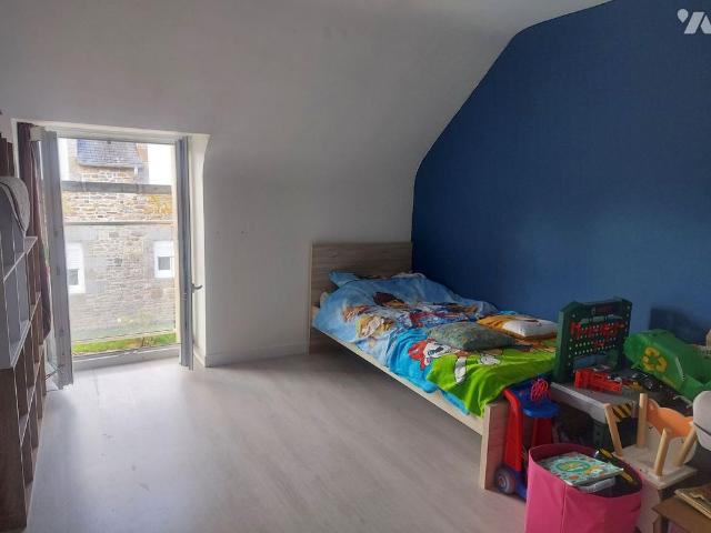 Maison avec terrain et dépendances comprenant au rez de chaussée: une pièce de vie avec cuisi.