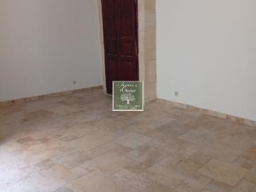 Maison avec terrasse à louer 890 € par mois à Arles