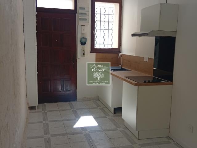 Maison avec terrasse à louer 890 € par mois à Arles