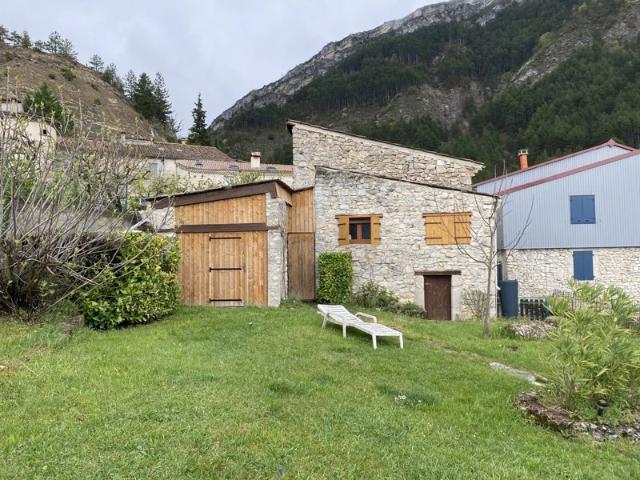 Maison avec terrasse couverte, jardin, garage et ateliers