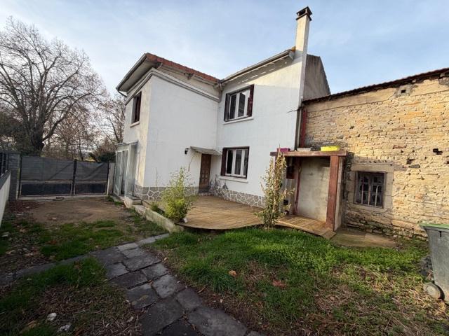 Maison avec terrasse et cour