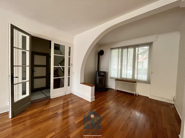 Maison avec terrasse, parking et dépendances