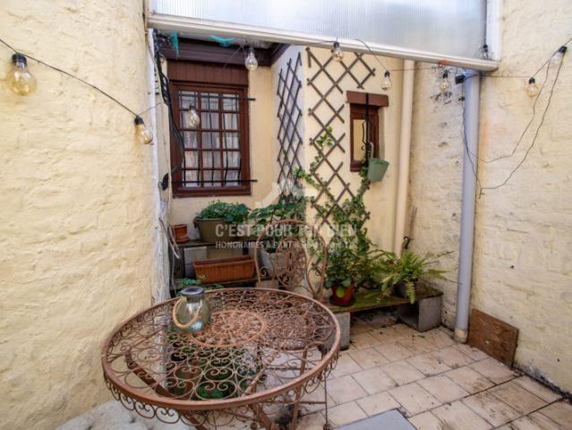 Maison avec trois chambres, espace mezannine et extérieur