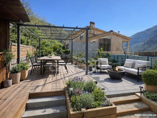 Maison avec travaux + studio indépendant 104 m2 + Garage fermée au calme CLANS 06