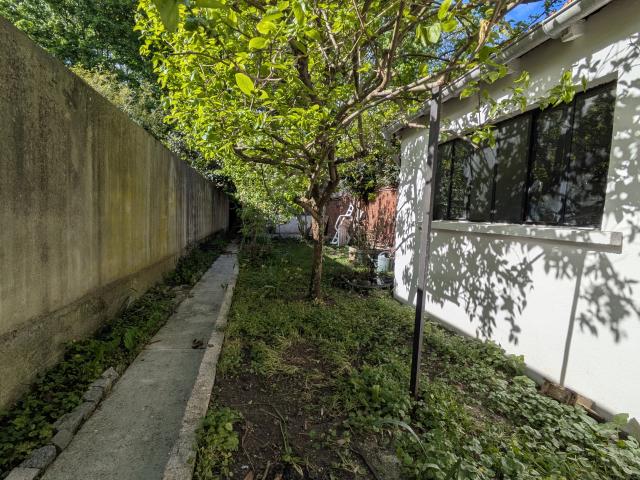 MAISON AVEC UN JARDIN TERRASSE DEPENDANCE ET STATIONNEMENT