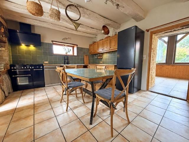 Maison avec véranda, annexe et jardin paysager de 3 130 m²